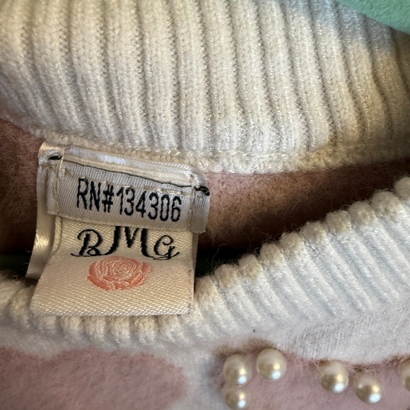 Kids Size 4/5 Pink Heart Pattern Sweater with Pearl Accents - Picture 5 of 5